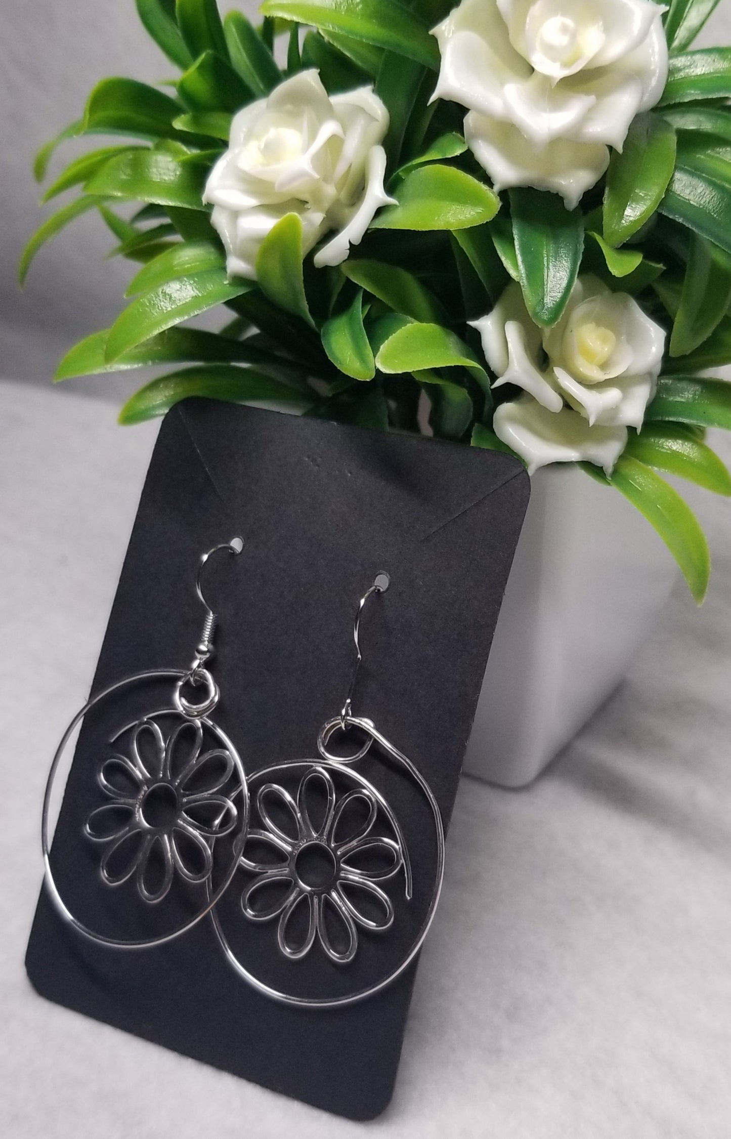 Metal Wire Loop Earrings with Daisy