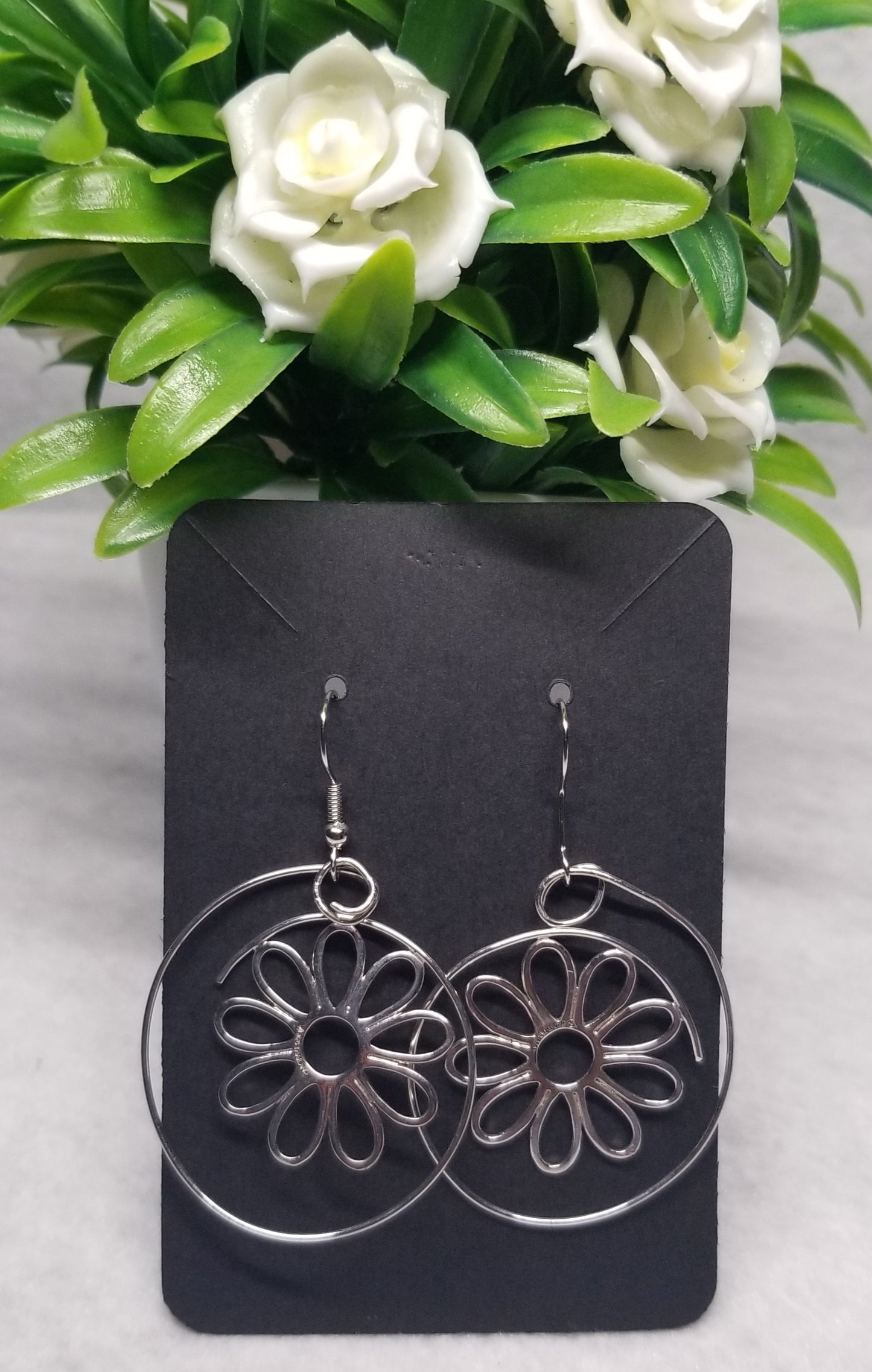Metal Wire Loop Earrings with Daisy