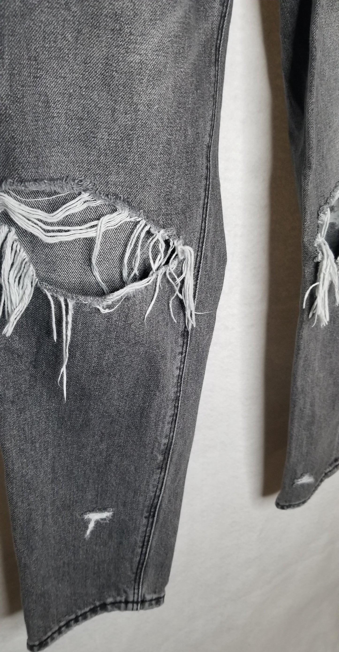 American Eagle Gray Distressed Jeans Size 2