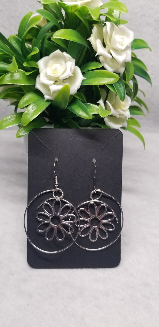 Metal Wire Loop Earrings with Daisy