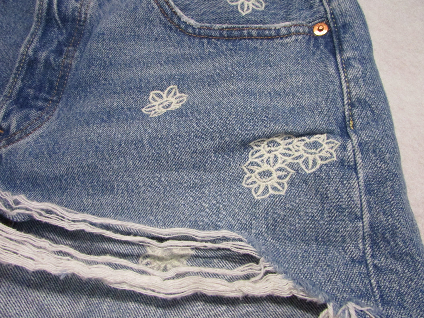 Levi's 501 Women's Denim Shorts With White Embroidered Flowers - Size W28