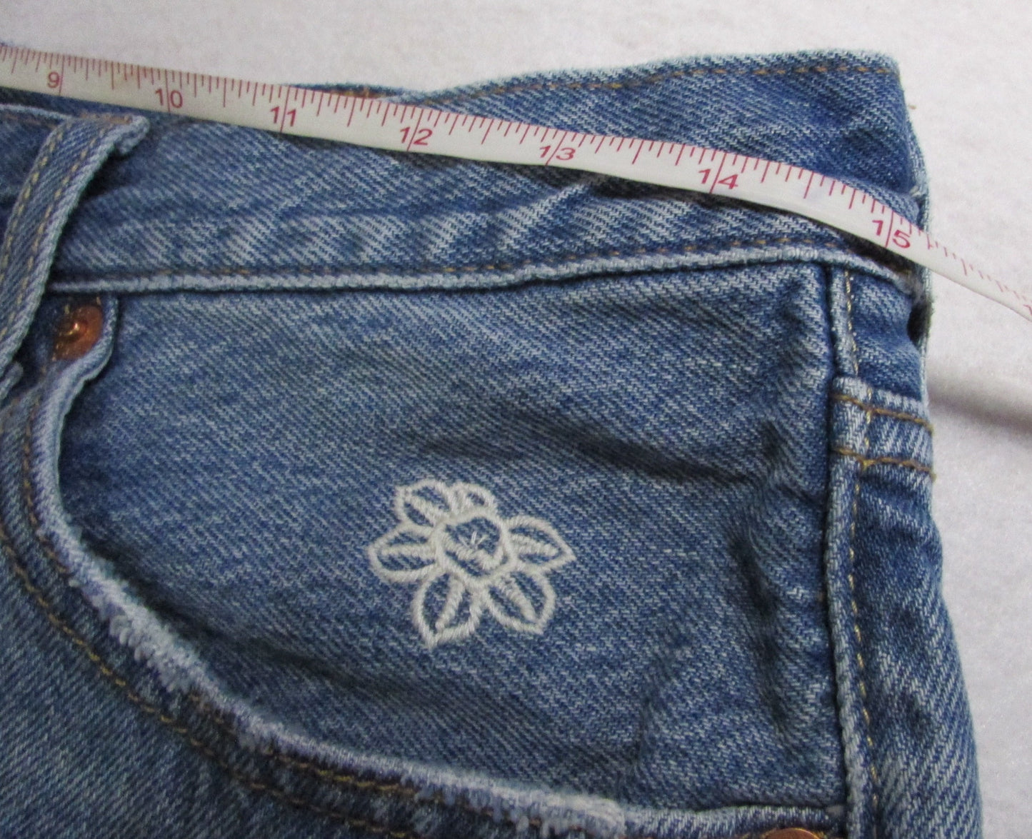 Levi's 501 Women's Denim Shorts With White Embroidered Flowers - Size W28