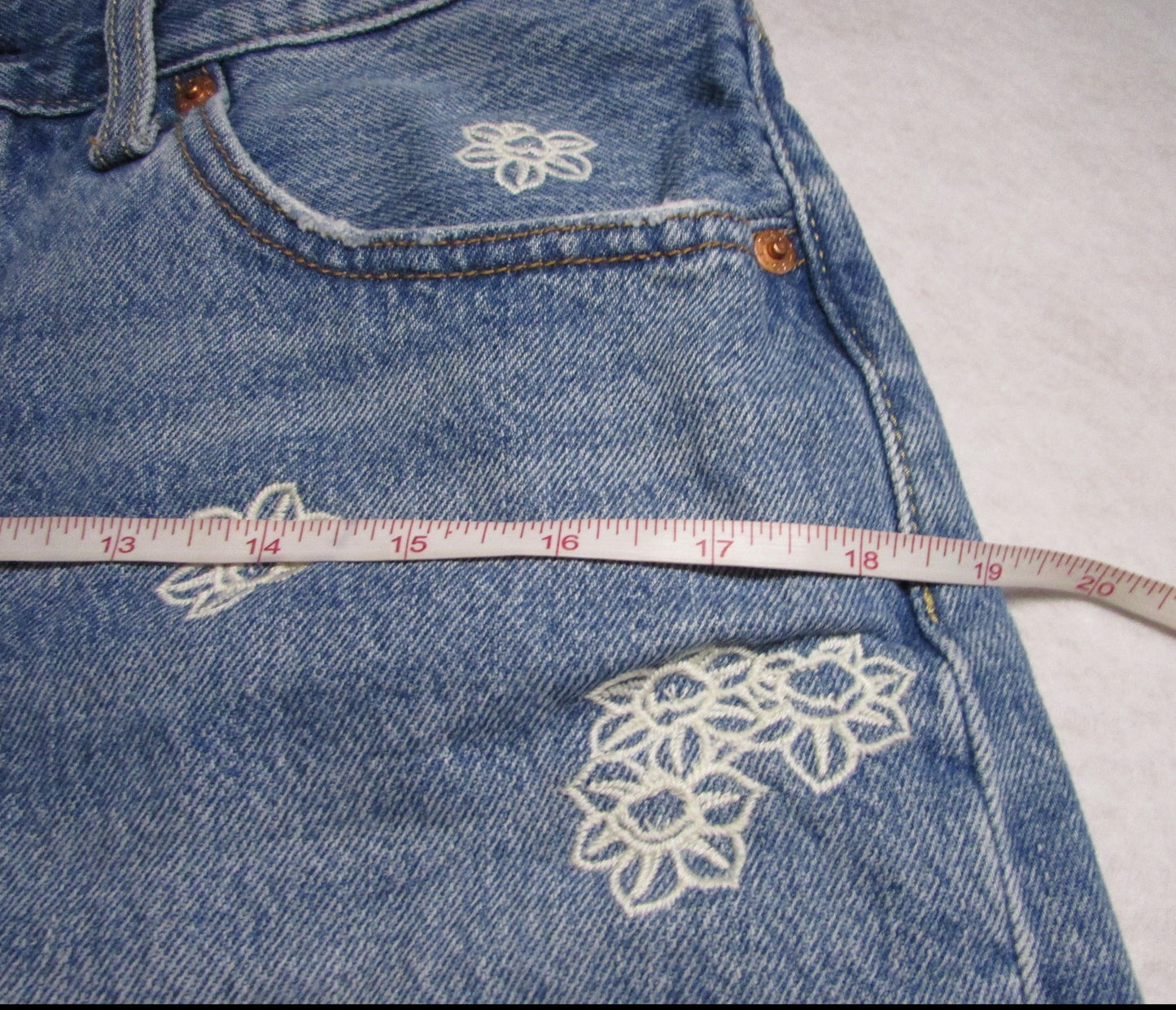 Levi's 501 Women's Denim Shorts With White Embroidered Flowers - Size W28