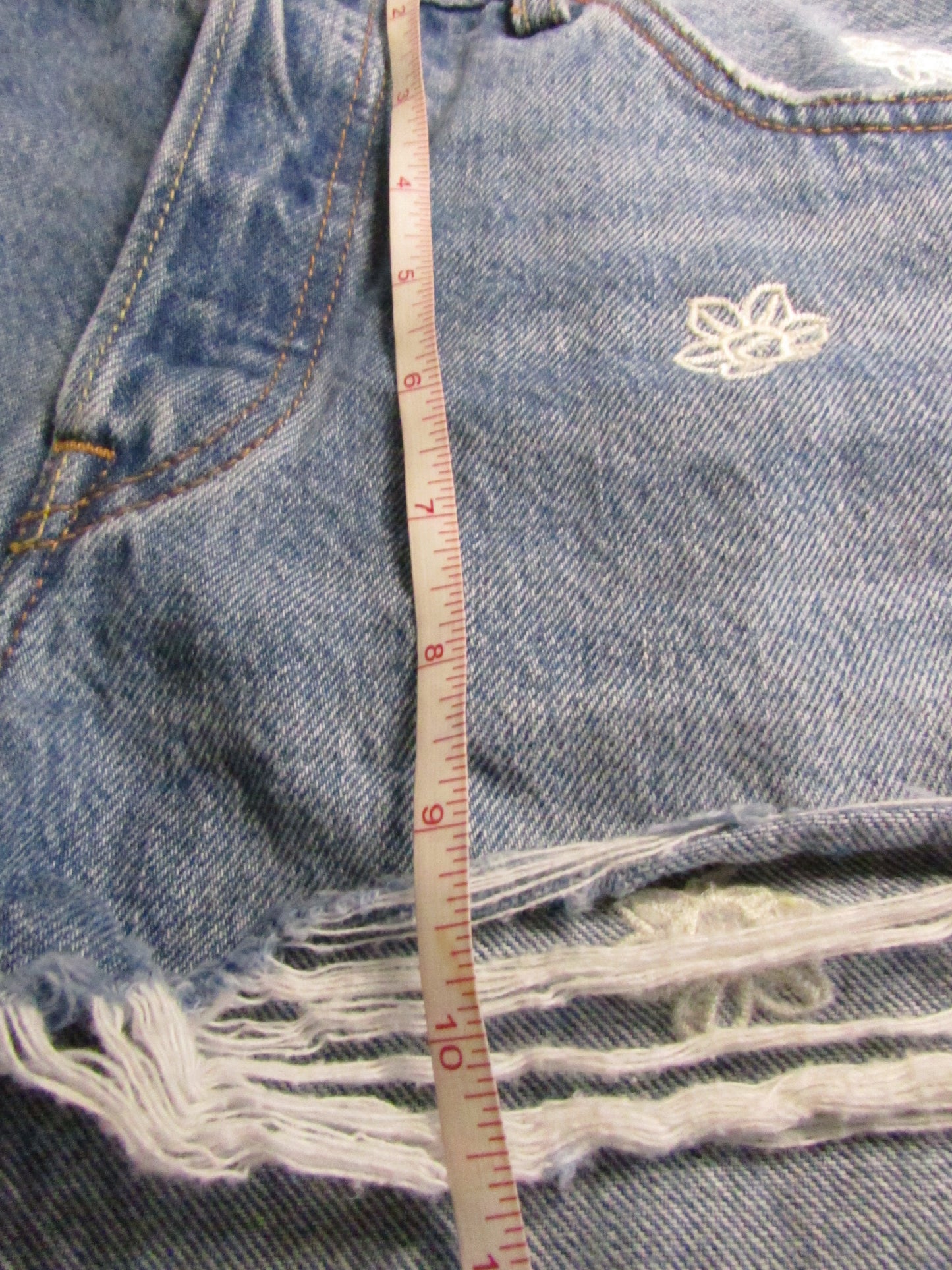 Levi's 501 Women's Denim Shorts With White Embroidered Flowers - Size W28